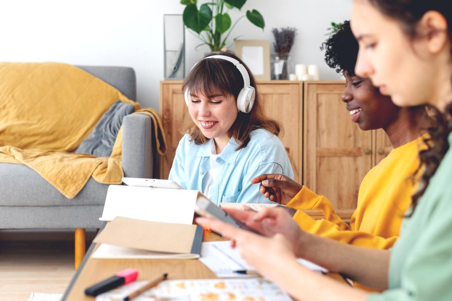 Estudiante trabajando en planificación financiera personal