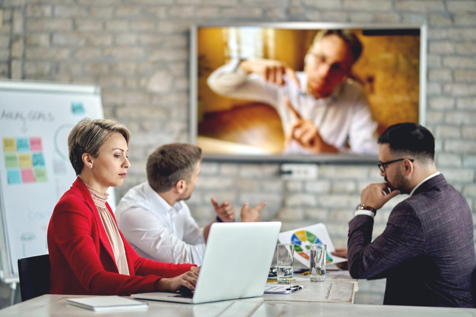 Espacio de trabajo colaborativo en las oficinas de rynthosavira en Alicante